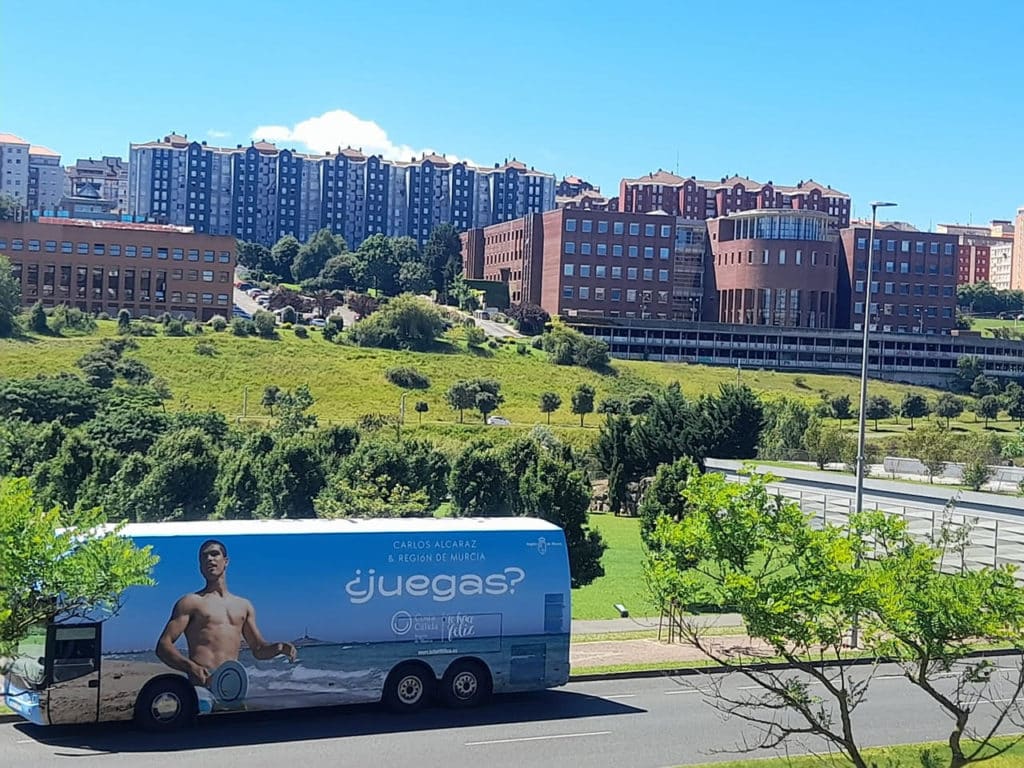 Autobús publicitario de Petacas Carlos Alcaraz por ipm3000 vehiculos publicitarios camiones publicitarios